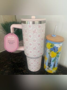 Set of 2 Hydration bottles NWT 
Aqua & Clementine